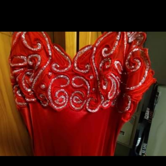 Vintage, Juniors, Size 5, DeLaru evening gown. - Picture 3 of 4